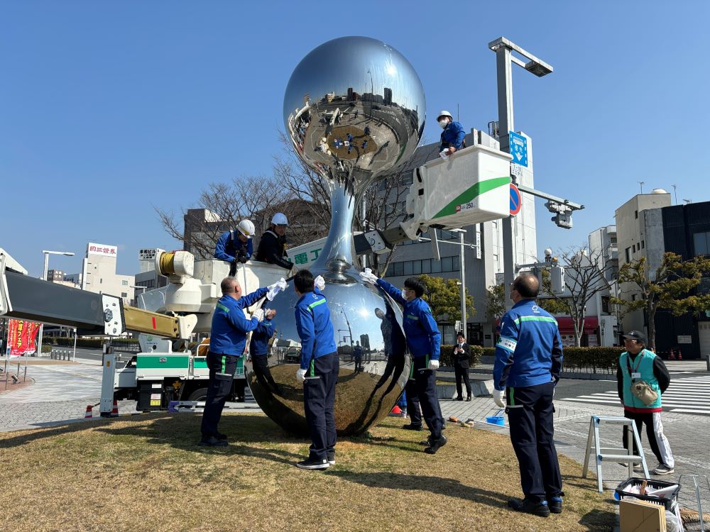 シンボルロードに設置された彫刻、シードを清掃している様子